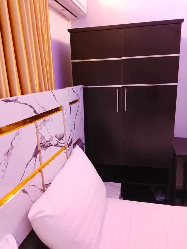 devhak hotel Ondo classic closet area