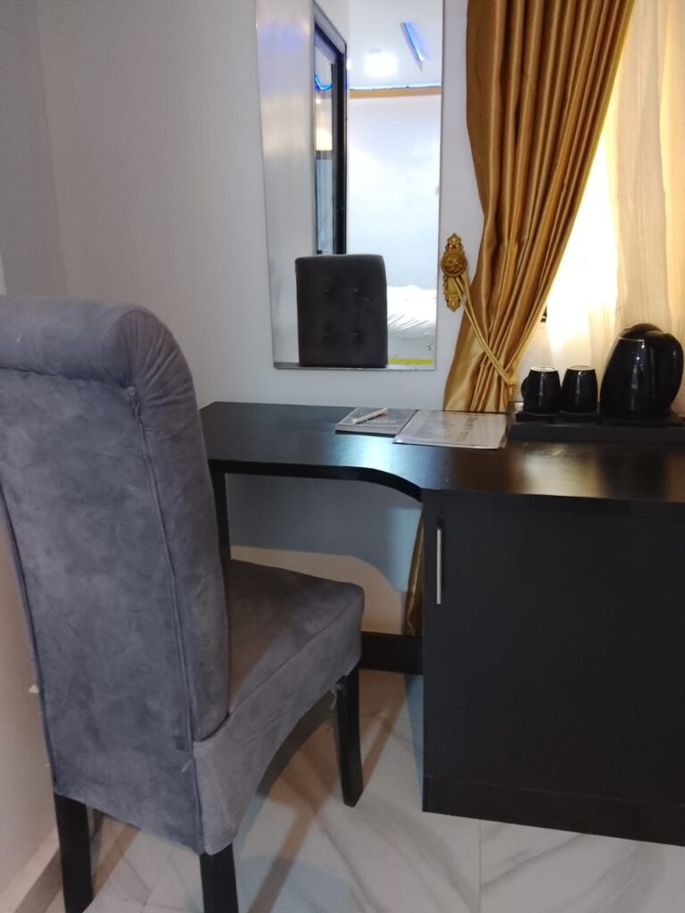 devhak hotel edo deluxe work area