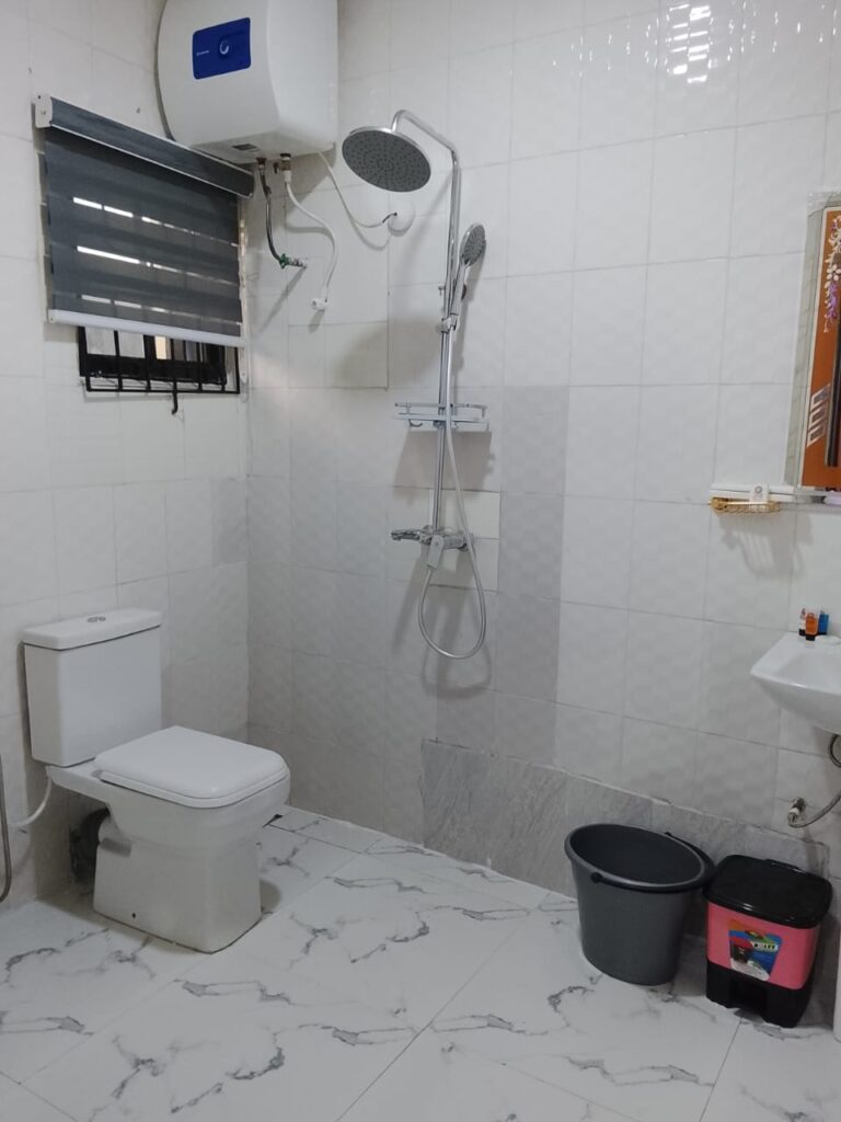 devhak hotel oyo deluxe sitting bathroom